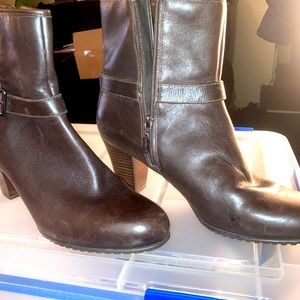 CLARKS ARTISAN BROWN 11M PREOWNED BROWN HEEL BOOTS